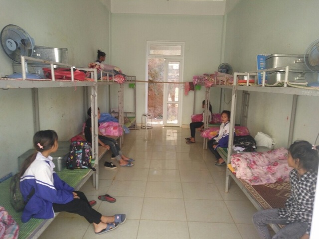Bất an vì khu nội trú của học sinh nằm dưới quả đồi sạt lở! - 3 Bất an vì khu nội trú của học sinh nằm dưới quả đồi sạt lở! - 3