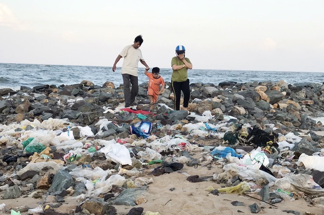 Phú Yên: Bãi biển TP. Tuy Hòa ngập rác sau mưa - 1