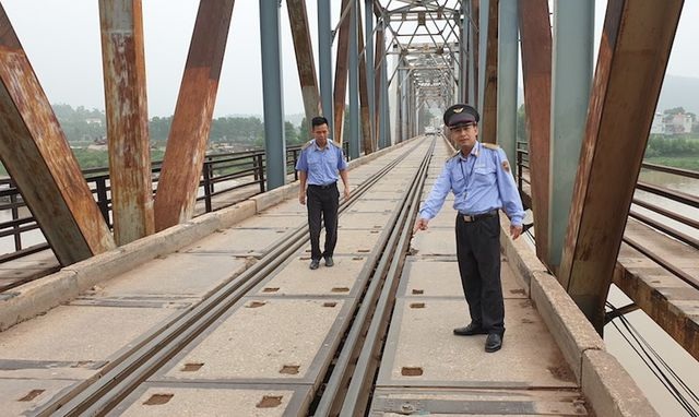 Chi hơn 10 tỷ sửa chữa, cắm biển hạn chế trọng tải trên cây cầu “độc nhất vô nhị” tại Bắc Giang - 3 Chi hơn 10 tỷ sửa chữa, cắm biển hạn chế trọng tải trên cây cầu “độc nhất vô nhị” tại Bắc Giang - 3