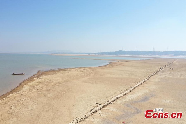 Cầu đá 400 năm tuổi đột ngột lộ diện khi nước hồ hạ thấp - 3 Cầu đá 400 năm tuổi đột ngột lộ diện khi nước hồ hạ thấp - 3