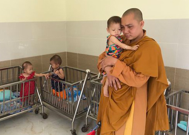 200 đứa trẻ họ Hồ lớn lên trong vòng tay của thầy trụ trì chùa Hồng Quang - 10