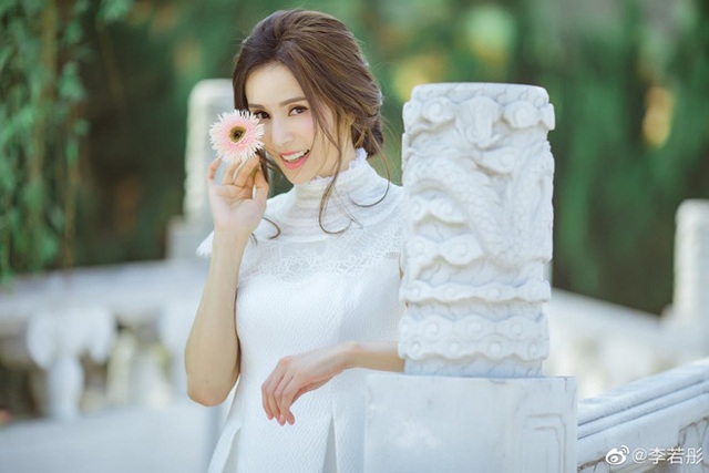 Ngẩn ngơ ngắm “Cô Cô” Lý Nhược Đồng diện váy cưới ở tuổi 46 - 8 Ngẩn ngơ ngắm “Cô Cô” Lý Nhược Đồng diện váy cưới ở tuổi 46 - 8