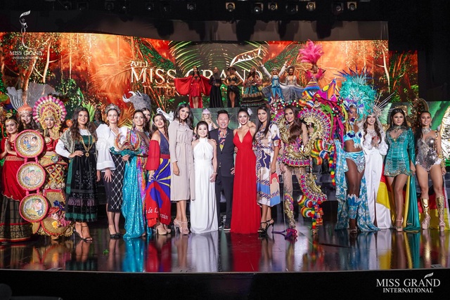 Việt Nam lọt top 20 bộ trang phục dân tộc đẹp nhất Hoa hậu hoà bình quốc tế 2019 - 8 Việt Nam lọt top 20 bộ trang phục dân tộc đẹp nhất Hoa hậu hoà bình quốc tế 2019 - 8