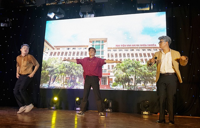 Sinh viên Báo chí hóa “cụ già hiphop” trong ngày hội chào khóa mới - 4 Sinh viên Báo chí hóa “cụ già hiphop” trong ngày hội chào khóa mới - 4