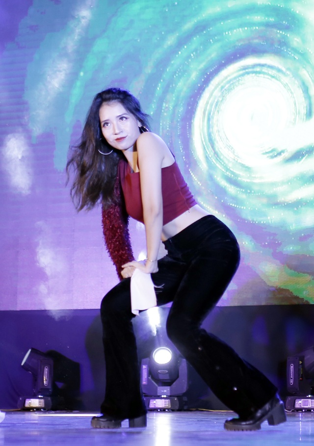 Sinh viên Báo chí hóa “cụ già hiphop” trong ngày hội chào khóa mới - 6 Sinh viên Báo chí hóa “cụ già hiphop” trong ngày hội chào khóa mới - 6