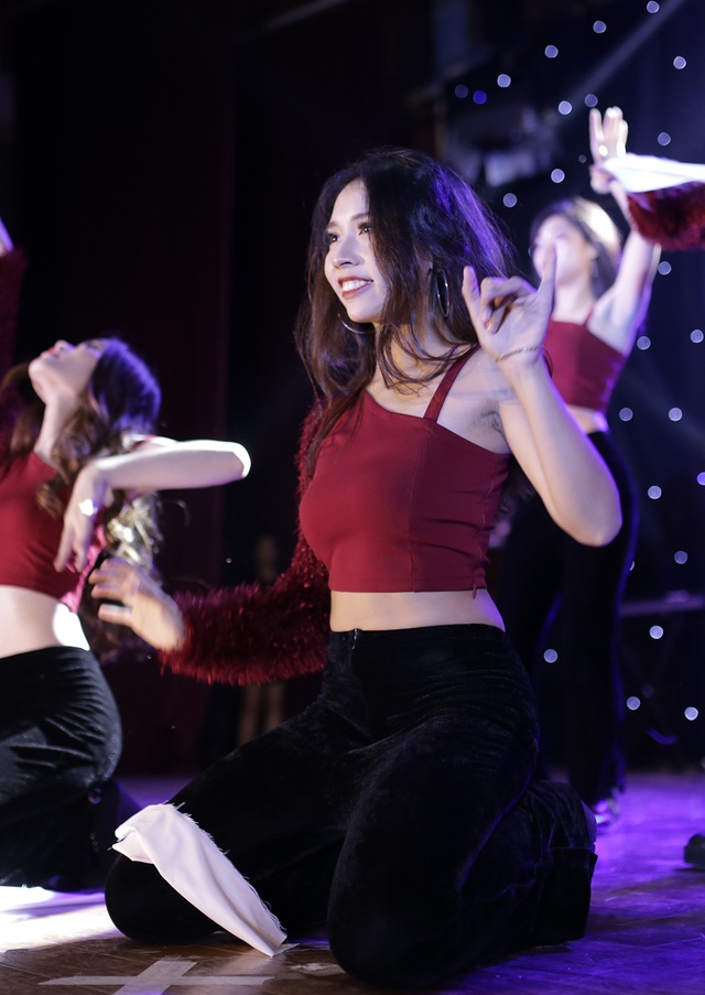 Sinh viên Báo chí hóa “cụ già hiphop” trong ngày hội chào khóa mới - 8 Sinh viên Báo chí hóa “cụ già hiphop” trong ngày hội chào khóa mới - 8
