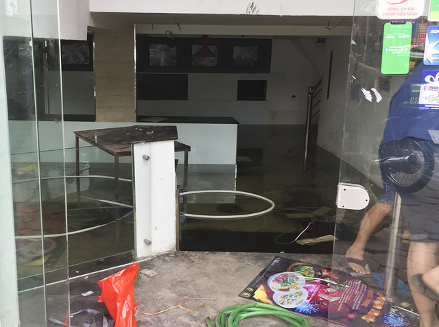 Hà Nội: Khung cảnh hoang tàn ở chuỗi cửa hàng Món Huế - 9 Hà Nội: Khung cảnh hoang tàn ở chuỗi cửa hàng Món Huế - 9