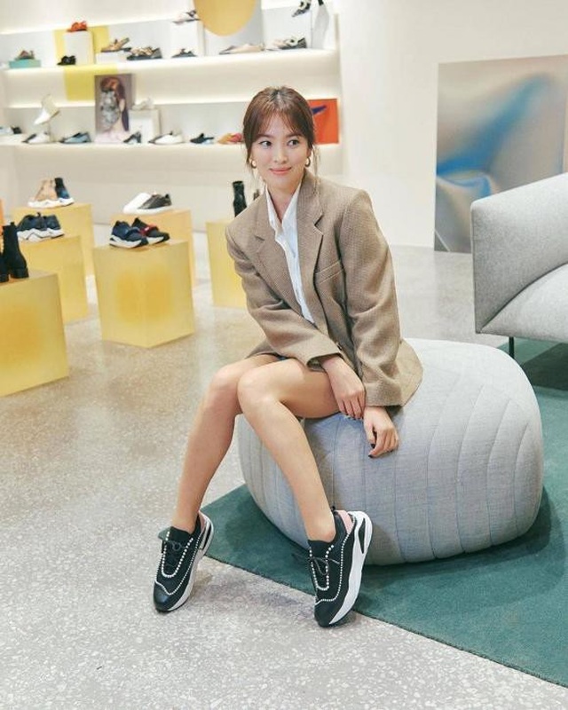 Song Hye Kyo trang điểm trong veo hút hồn cư dân mạng sau lùm xùm “nói không giữ lời” - 3 Song Hye Kyo trang điểm trong veo hút hồn cư dân mạng sau lùm xùm “nói không giữ lời” - 3