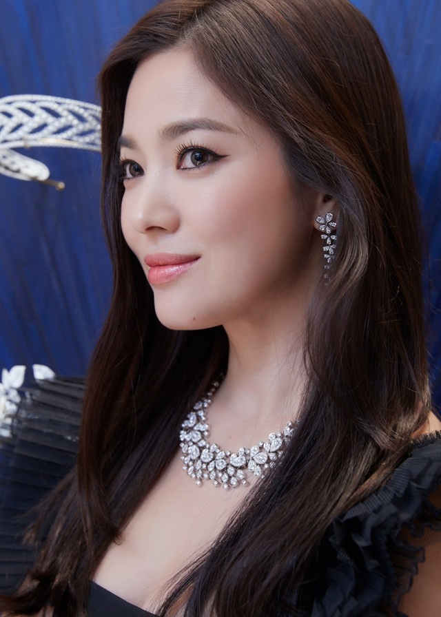 Song Hye Kyo trang điểm trong veo hút hồn cư dân mạng sau lùm xùm “nói không giữ lời” - 1 Song Hye Kyo trang điểm trong veo hút hồn cư dân mạng sau lùm xùm “nói không giữ lời” - 1