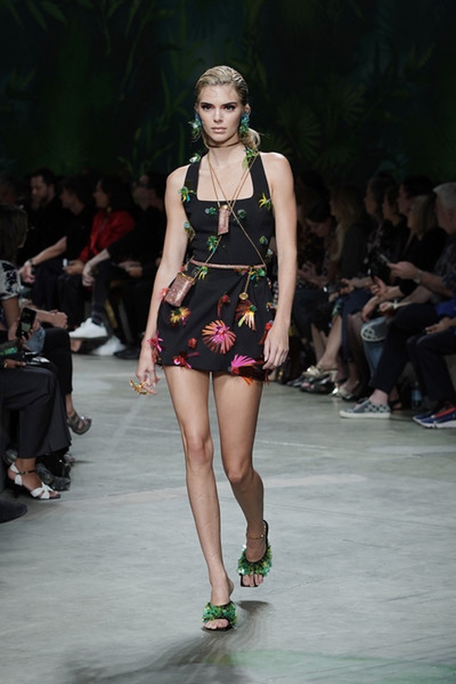 Kendall Jenner khoe chân dài với váy đỏ rực - 9 Kendall Jenner khoe chân dài với váy đỏ rực - 9