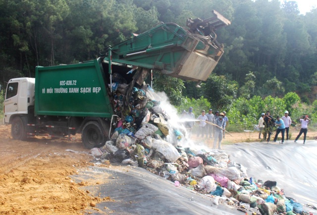 Sau buổi đối thoại, xe chở rác thải vào khu xử lý rác Tam Xuân 2 Khủng hoảng rác thải ở Quảng Nam