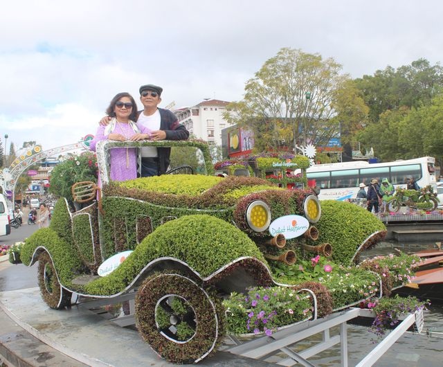 Những chiếc ô tô, xe lam, vespa... cổ được tái hiện sinh động bằng hàng chục loài hoa độc đáo và lạ mắt đang thu hút rất nhiều khách du lịch trong  năm 2017. (ảnh: Ngọc Hà)