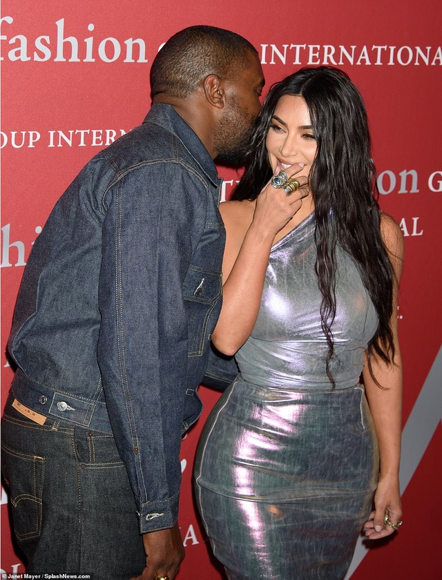 Kim Kardashian hạnh phúc sánh đôi bên chồng - 1 Kim Kardashian hạnh phúc sánh đôi bên chồng - 1
