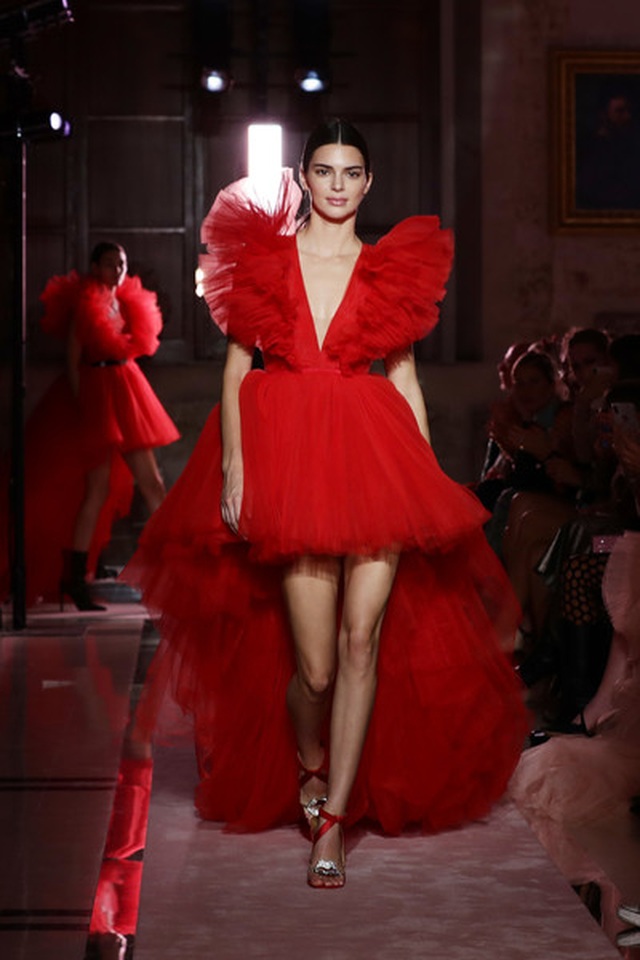 Kendall Jenner khoe chân dài với váy đỏ rực - 3 Kendall Jenner khoe chân dài với váy đỏ rực - 3
