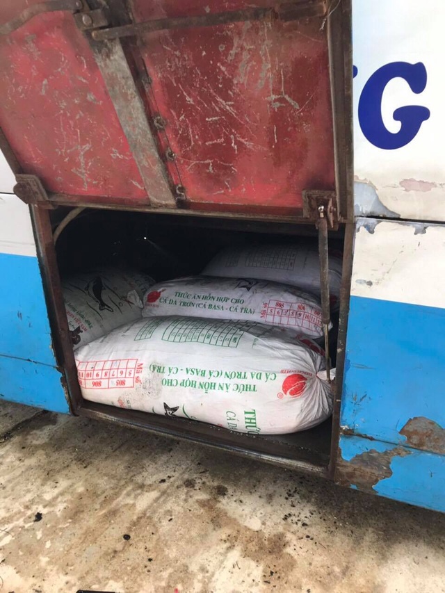 Bắt giữ xe khách vận chuyển 400kg mỡ động vật không nguồn gốc - 1 Bắt giữ xe khách vận chuyển 400kg mỡ động vật không nguồn gốc - 1