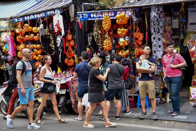 Khách nước ngoài bất ngờ khi lạc vào ma trận đồ Halloween ma mị ở Hà Nội - 4 Khách nước ngoài bất ngờ khi lạc vào ma trận đồ Halloween ma mị ở Hà Nội - 4
