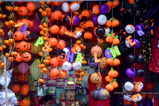 Khách nước ngoài bất ngờ khi lạc vào ma trận đồ Halloween ma mị ở Hà Nội - 9 Khách nước ngoài bất ngờ khi lạc vào ma trận đồ Halloween ma mị ở Hà Nội - 9