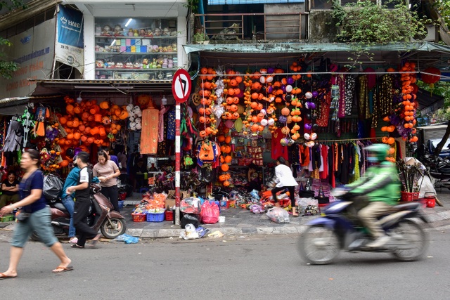 Khách nước ngoài bất ngờ khi lạc vào ma trận đồ Halloween ma mị ở Hà Nội - 1 Khách nước ngoài bất ngờ khi lạc vào ma trận đồ Halloween ma mị ở Hà Nội - 1