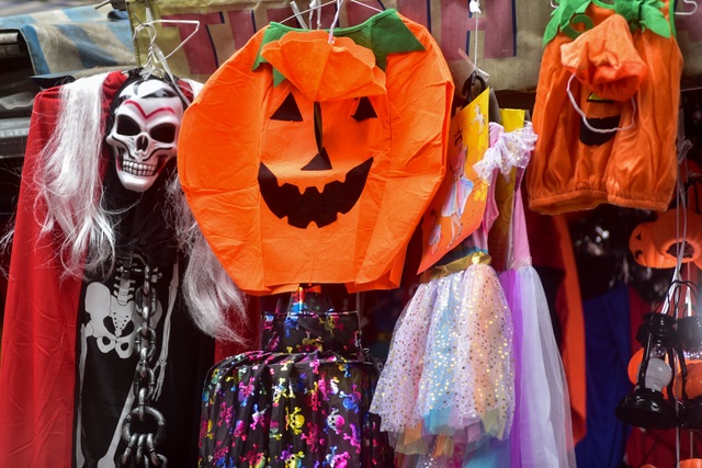 Khách nước ngoài bất ngờ khi lạc vào ma trận đồ Halloween ma mị ở Hà Nội - 3 Khách nước ngoài bất ngờ khi lạc vào ma trận đồ Halloween ma mị ở Hà Nội - 3