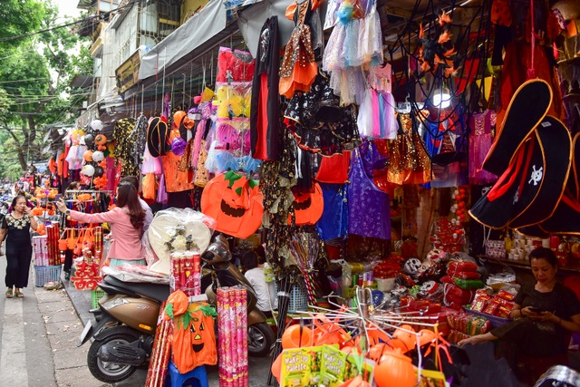 Khách nước ngoài bất ngờ khi lạc vào ma trận đồ Halloween ma mị ở Hà Nội - 8 Khách nước ngoài bất ngờ khi lạc vào ma trận đồ Halloween ma mị ở Hà Nội - 8