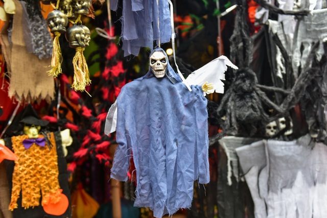Khách nước ngoài bất ngờ khi lạc vào ma trận đồ Halloween ma mị ở Hà Nội - 6 Khách nước ngoài bất ngờ khi lạc vào ma trận đồ Halloween ma mị ở Hà Nội - 6