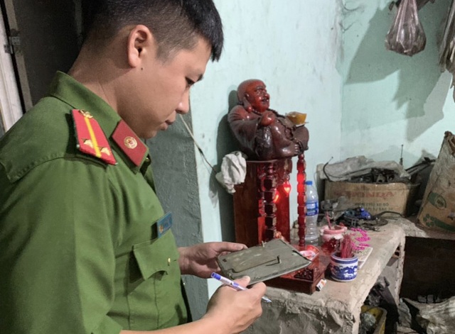 Cảnh sát tạm giữ nhiều xe "quái dị" khi đột kích bất ngờ một tiệm sửa xe - 7 Cảnh sát tạm giữ nhiều xe "quái dị" khi đột kích bất ngờ một tiệm sửa xe - 7