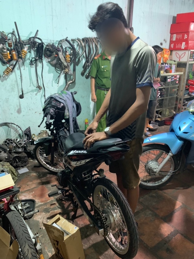 Cảnh sát tạm giữ nhiều xe "quái dị" khi đột kích bất ngờ một tiệm sửa xe - 6 Cảnh sát tạm giữ nhiều xe "quái dị" khi đột kích bất ngờ một tiệm sửa xe - 6