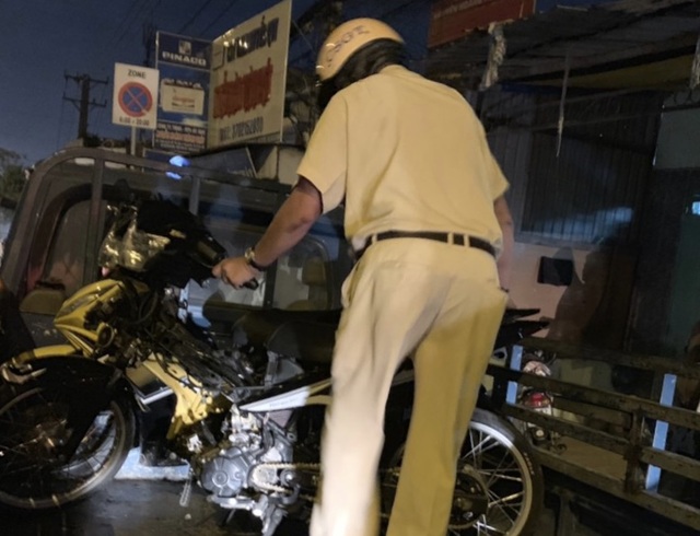 Cảnh sát tạm giữ nhiều xe "quái dị" khi đột kích bất ngờ một tiệm sửa xe - 15 Cảnh sát tạm giữ nhiều xe "quái dị" khi đột kích bất ngờ một tiệm sửa xe - 15
