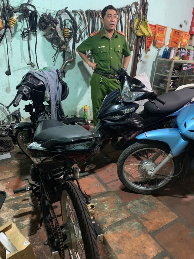Cảnh sát tạm giữ nhiều xe "quái dị" khi đột kích bất ngờ một tiệm sửa xe - 5 Cảnh sát tạm giữ nhiều xe "quái dị" khi đột kích bất ngờ một tiệm sửa xe - 5