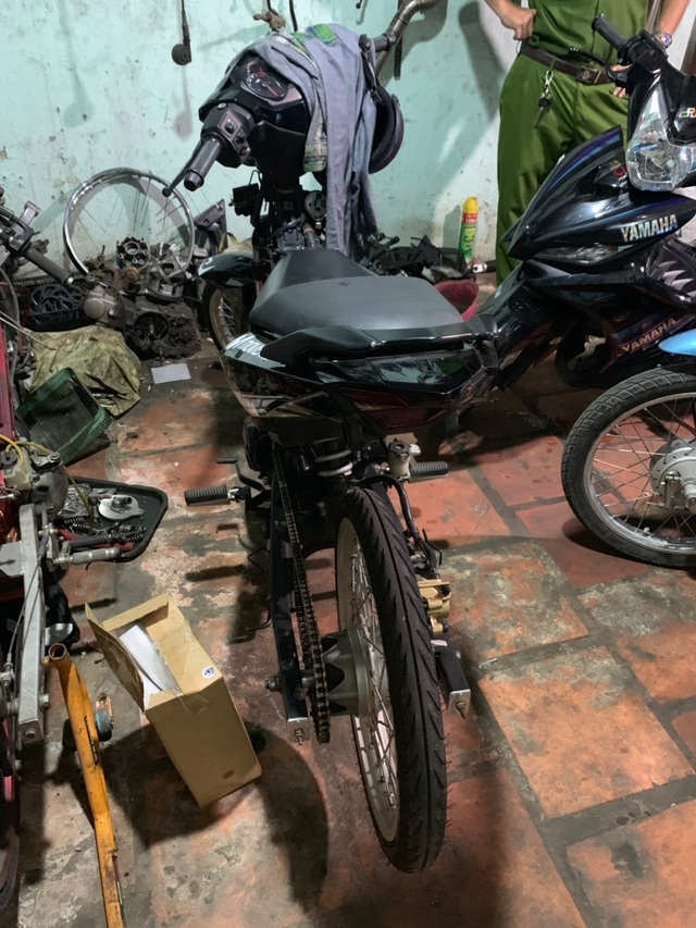 Cảnh sát tạm giữ nhiều xe "quái dị" khi đột kích bất ngờ một tiệm sửa xe - 9 Cảnh sát tạm giữ nhiều xe "quái dị" khi đột kích bất ngờ một tiệm sửa xe - 9