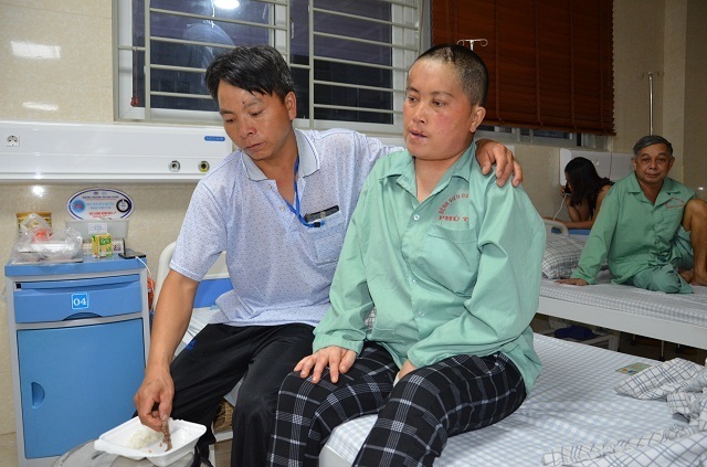 Người phụ nữ không biết tiếng Kinh nằng nặc xin bác sĩ về nhà chờ chết! - 4 Người phụ nữ không biết tiếng Kinh nằng nặc xin bác sĩ về nhà chờ chết! - 4