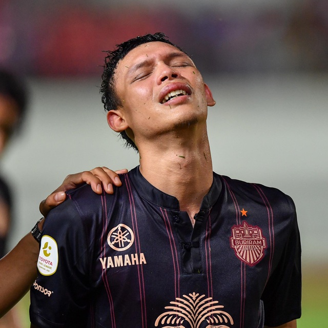 Supachai, Supachok bật khóc sau khi Buriram mất chức vô địch Thai League - 7 Supachai, Supachok bật khóc sau khi Buriram mất chức vô địch Thai League - 7