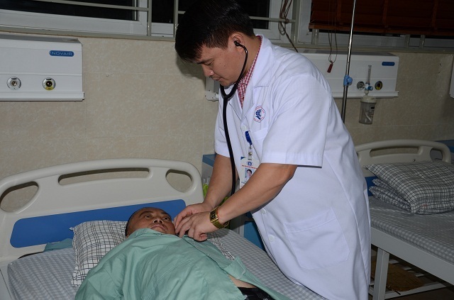 "Chúng tôi ra sức động viên, thuyết phục gia đình mới đồng ý ở lại tiếp tục điều trị. Tình trạng chị Sua hiện tại, nếu về nhà chắc chắn sẽ không qua khỏi.”, Bác sĩ Chung cho biết "Chúng tôi ra sức động viên, thuyết phục gia đình mới đồng ý ở lại tiếp tục điều trị. Tình trạng chị Sua hiện tại, nếu về nhà chắc chắn sẽ không qua khỏi.”, Bác sĩ Chung cho biết