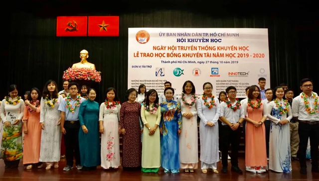 TPHCM: 19 năm, trao gần 25 tỷ đồng học bổng Khuyến tài cho sinh viên - 2 TPHCM: 19 năm, trao gần 25 tỷ đồng học bổng Khuyến tài cho sinh viên - 2