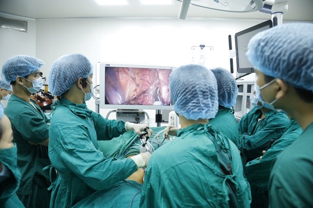 Sẽ dùng Robot hiện đại nhất để điều trị ung thư thực quản, nạo vét hạch 3 vùng - 1 Sẽ dùng Robot hiện đại nhất để điều trị ung thư thực quản, nạo vét hạch 3 vùng - 1