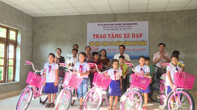 Quảng Bình: 30 học sinh nghèo vui mừng được tặng xe đạp để đến trường - 1 Quảng Bình: 30 học sinh nghèo vui mừng được tặng xe đạp để đến trường - 1