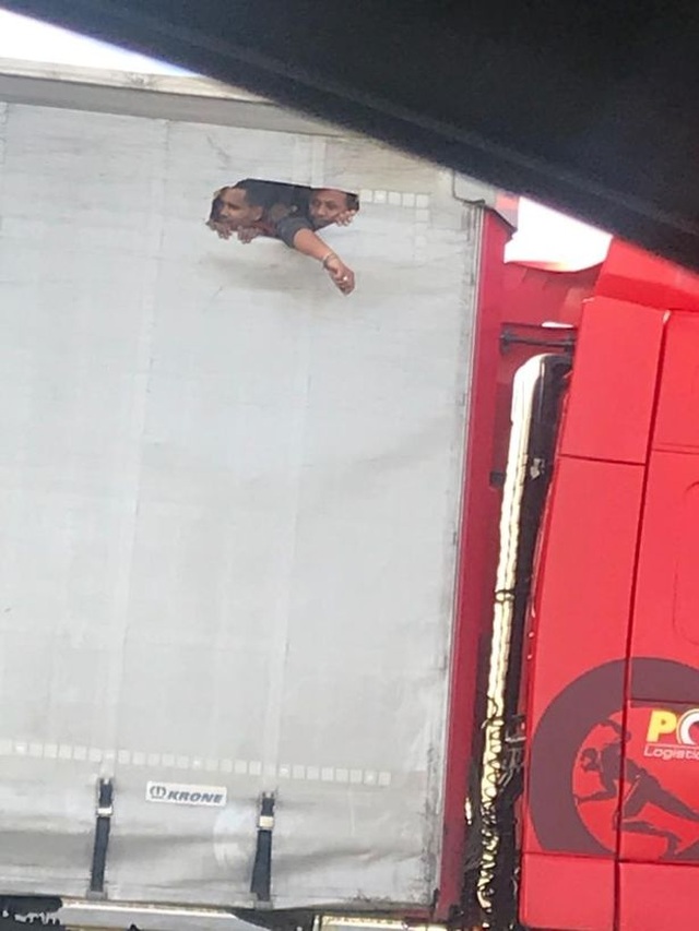 Người nhập cư vào Anh đục lỗ trên thùng xe tải để nhìn thấy ánh sáng - 1