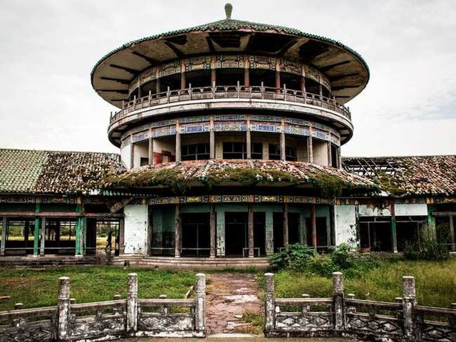 Khung cảnh ám ảnh tại những dinh thự bỏ hoang từng là biểu tượng của giàu có - 21 Khung cảnh ám ảnh tại những dinh thự bỏ hoang từng là biểu tượng của giàu có - 21
