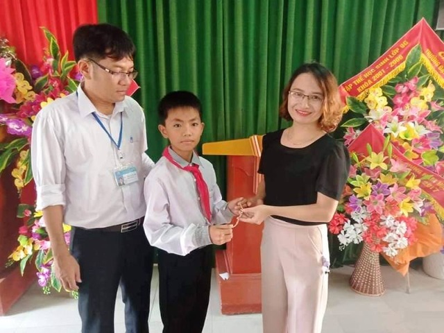 Nam sinh lớp 6 trả lại kỷ vật bằng vàng cho nữ cán bộ - 1 Nam sinh lớp 6 trả lại kỷ vật bằng vàng cho nữ cán bộ - 1