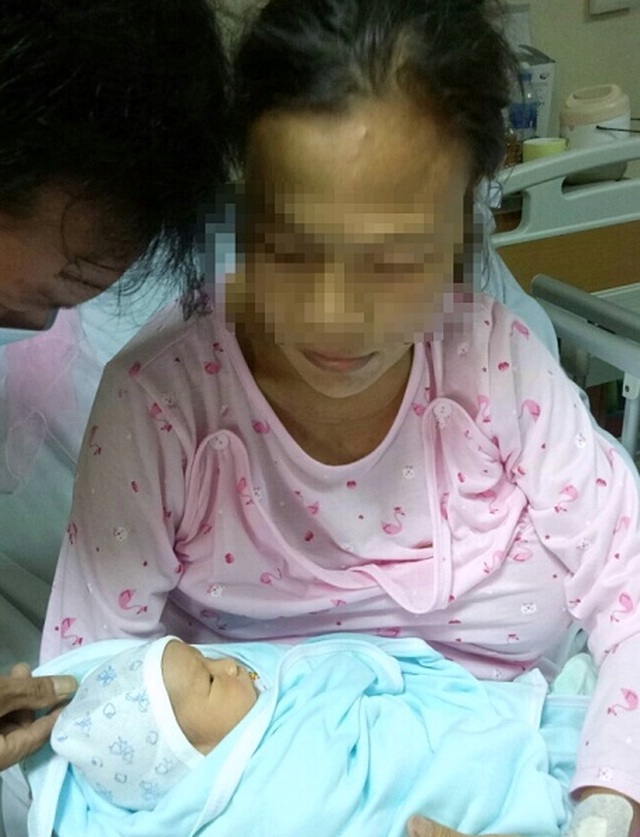 Từ chối điều trị để sinh con, bà mẹ đau đớn với khối u khổng lồ, lở loét ở ngực - 2 Từ chối điều trị để sinh con, bà mẹ đau đớn với khối u khổng lồ, lở loét ở ngực - 2
