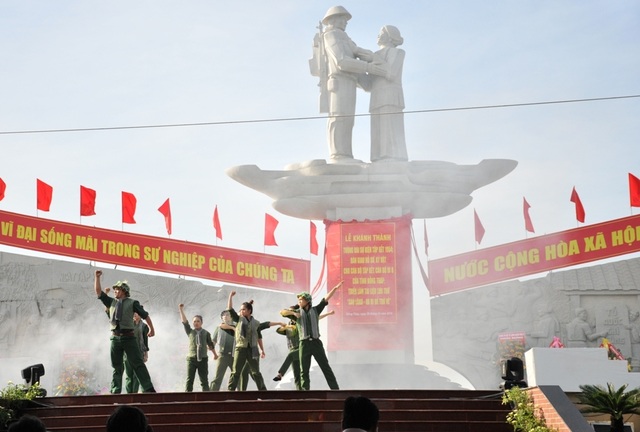 Khánh thành tượng đài Tập kết 1954 dịp kỷ niệm 65 năm ngày tiễn đoàn quân cuối cùng ra Bắc - Ảnh minh hoạ 7