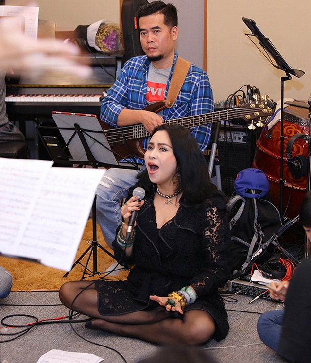 Diva Thanh Lam “phiêu”, ngồi bệt xuống để hát - 2 Diva Thanh Lam “phiêu”, ngồi bệt xuống để hát - 2