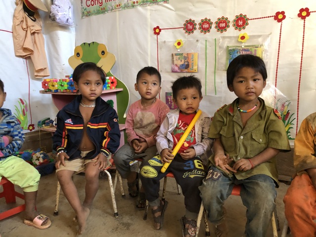 Nhói lòng những đứa trẻ vùng biên giới Việt - Lào tới lớp trong bộ dạng nhem nhuốc - 13