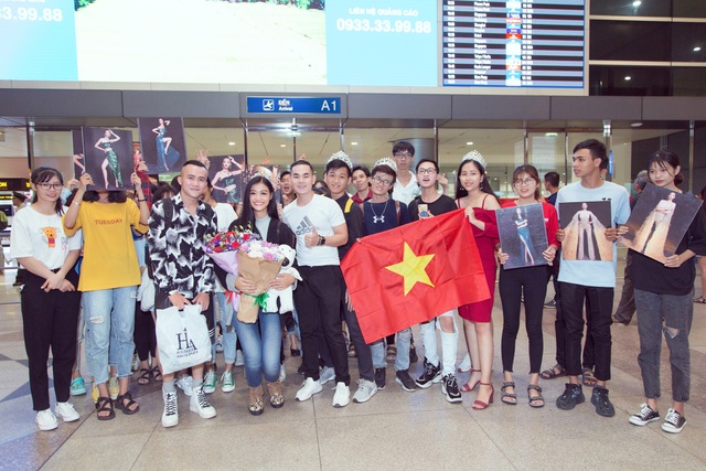 Kiều Loan bật khóc giữa sân bay khi nhận quà ý nghĩa từ fans - 6 Kiều Loan bật khóc giữa sân bay khi nhận quà ý nghĩa từ fans - 6