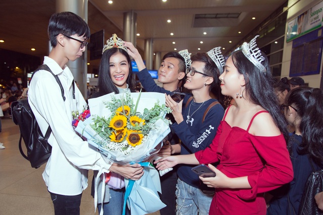 Kiều Loan bật khóc giữa sân bay khi nhận quà ý nghĩa từ fans - 4 Kiều Loan bật khóc giữa sân bay khi nhận quà ý nghĩa từ fans - 4