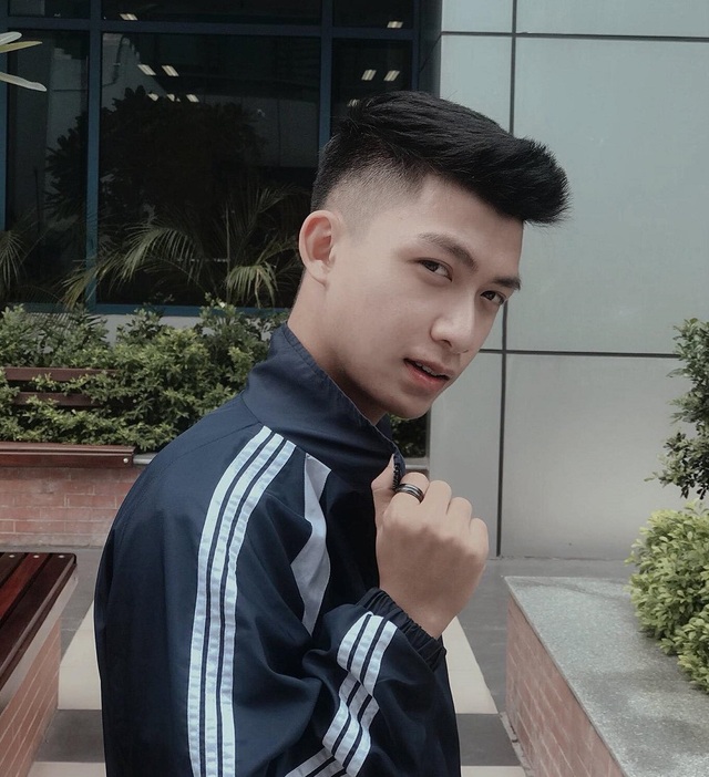 Nam sinh điển trai tay không bắt cướp, giúp bạn lấy lại túi xách - 1 Nam sinh điển trai tay không bắt cướp, giúp bạn lấy lại túi xách - 1