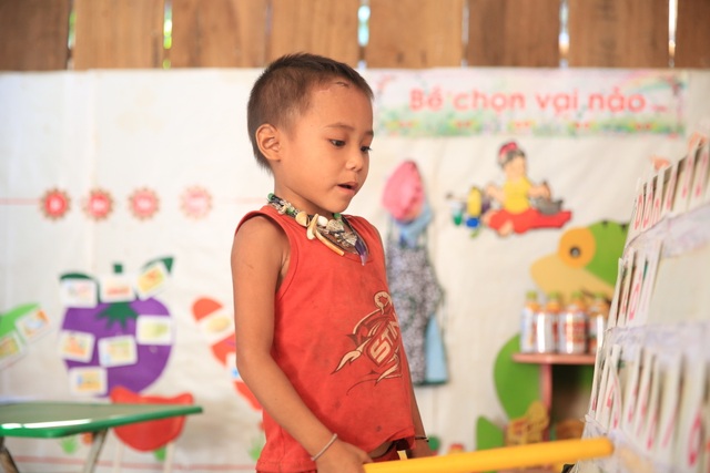 Nhói lòng những đứa trẻ vùng biên giới Việt - Lào tới lớp trong bộ dạng nhem nhuốc - 9