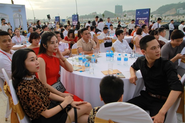 “Light up the street” thắp sáng đêm Bãi Cháy cùng giới đầu tư địa ốc - 5 “Light up the street” thắp sáng đêm Bãi Cháy cùng giới đầu tư địa ốc - 5