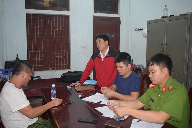 Bắt nghi can dùng dao đâm vợ tử vong rồi trốn trên núi - 1 Bắt nghi can dùng dao đâm vợ tử vong rồi trốn trên núi - 1