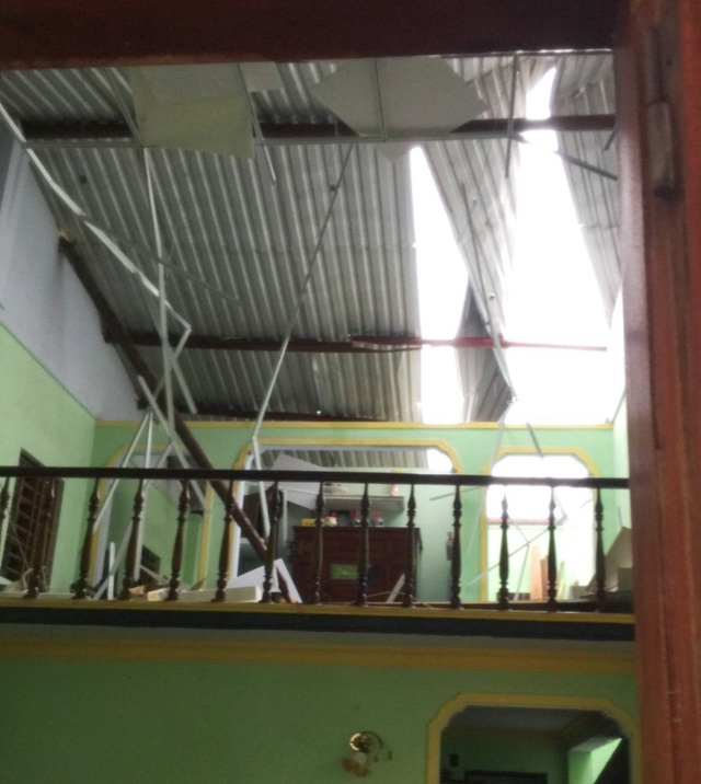 Nhà tốc mái Phố cổ Hội An khốn đốn vì mưa lớn